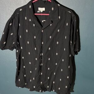 GAP Men's Textured Vacay Black Shirt with White Accents in Standard Fit